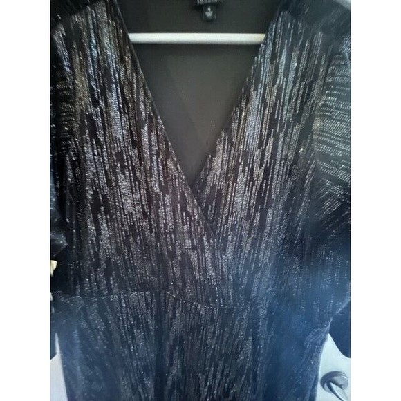 Torrid Dress Womens Size 4 Skater Faux Wrap Black Silver Metallic V-Neck EUC - Picture 4 of 6